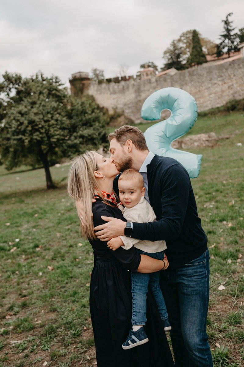 Nevena, Dusan i Vuk porodicno fotografisanje napolju. Deciji i porodicni fotograf u Beogradu Oksana Skendzic