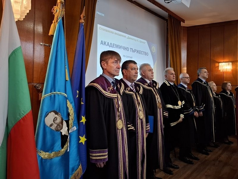 СА „Д. А. Ценов“ — Свищов. Тоги и шапки за дипломиране от производител | Талис-М