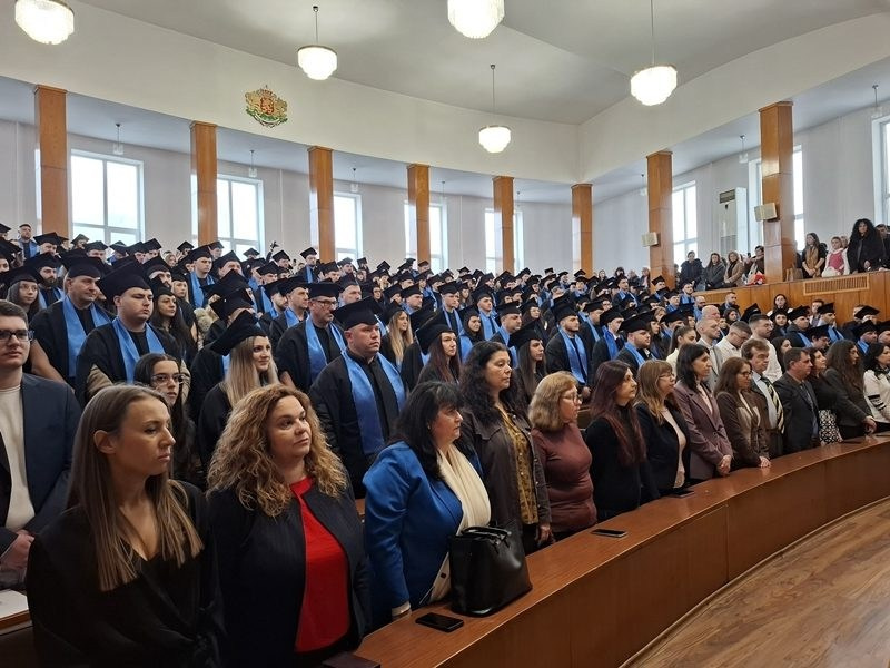 Академично тържество в Стопанска академия Свищов — шапки и шалчета от Талис-М