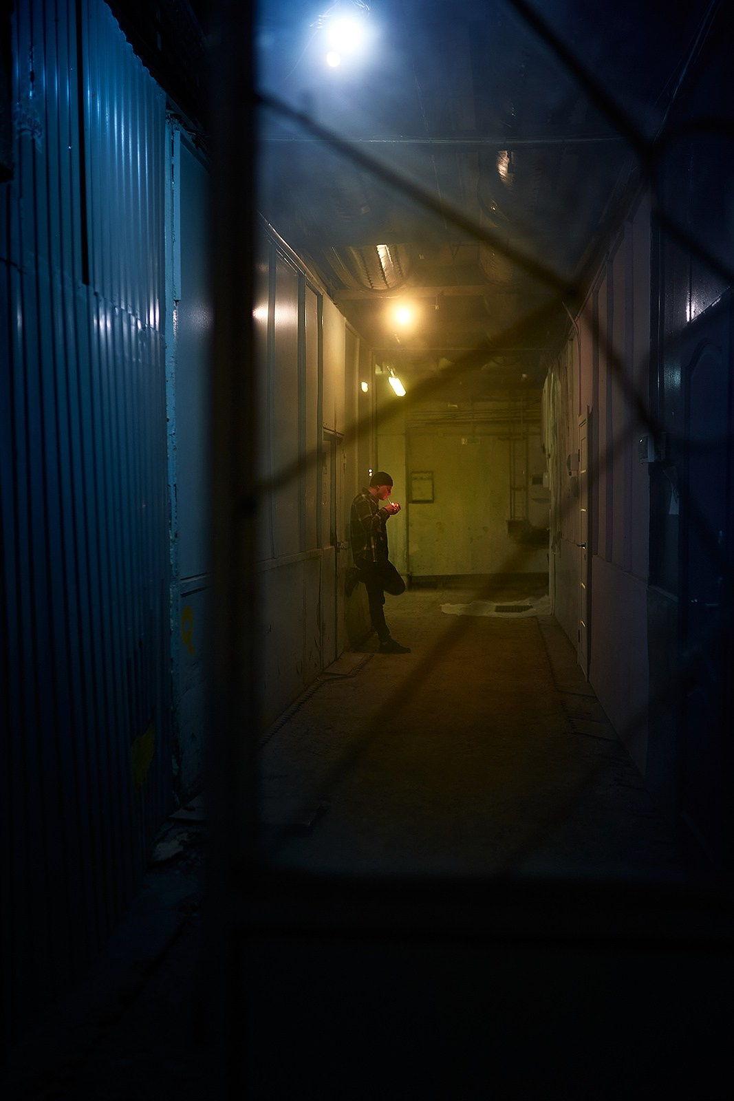 человек в красивом освещении в заброшенном здании