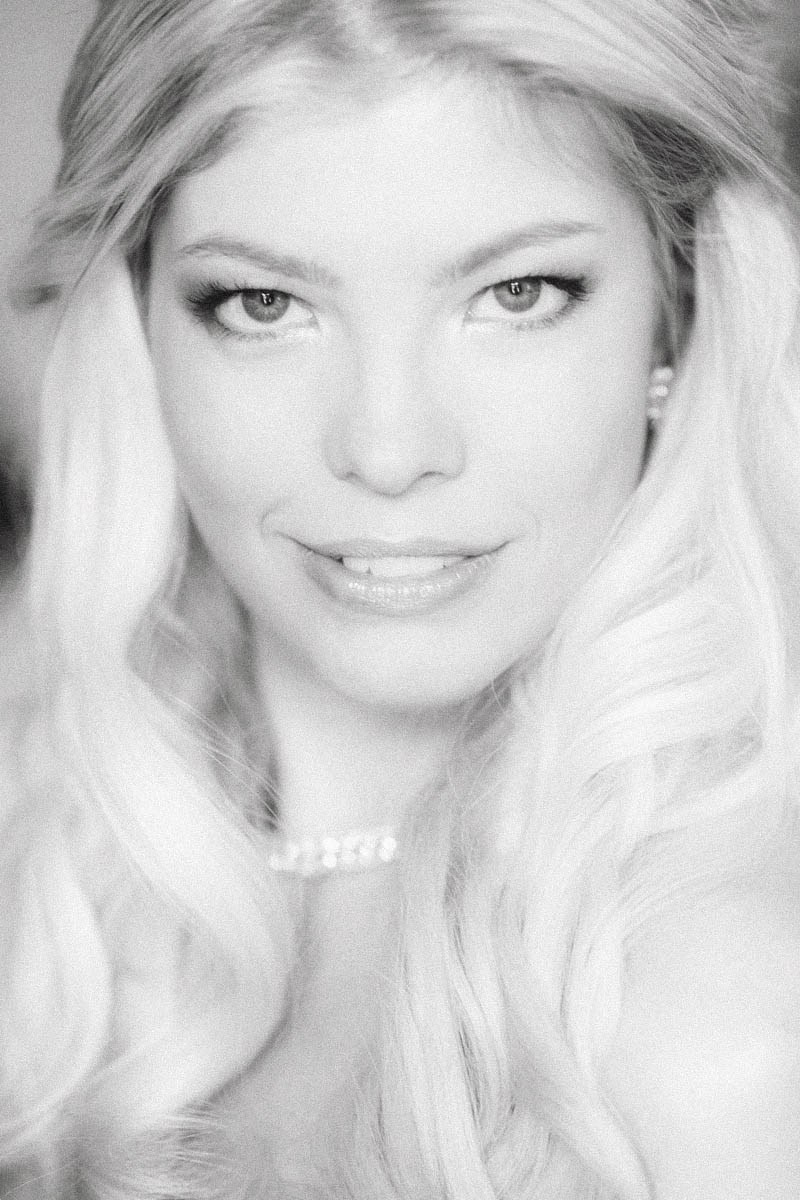 Monochrome close up portrait of a beautiful bride.
