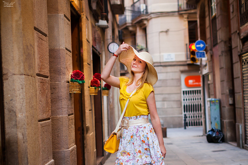 Portrait photo session in the Gothic quarter. Photographer in Barcelona Spain Maslik Yulia