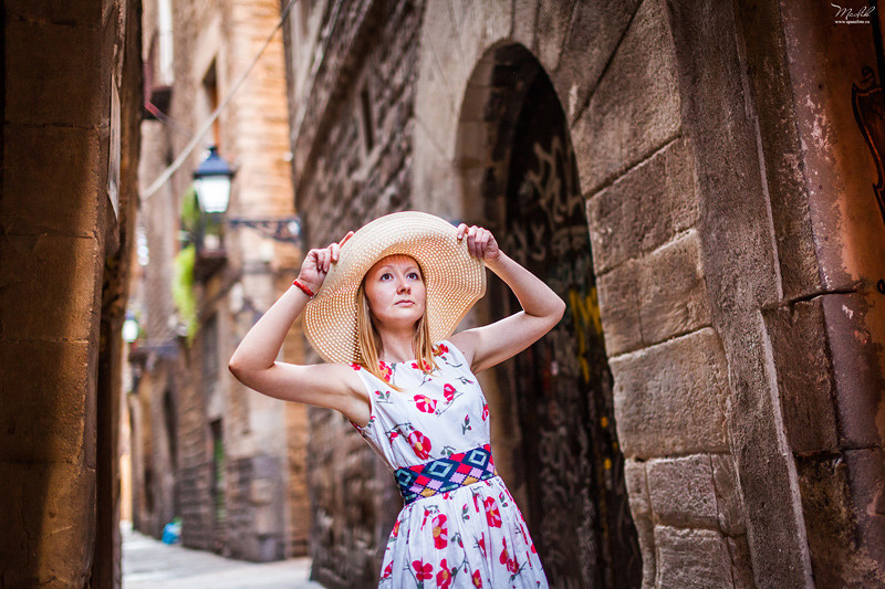 Portrait photo session in the Gothic quarter. Photographer in Barcelona Spain Maslik Yulia