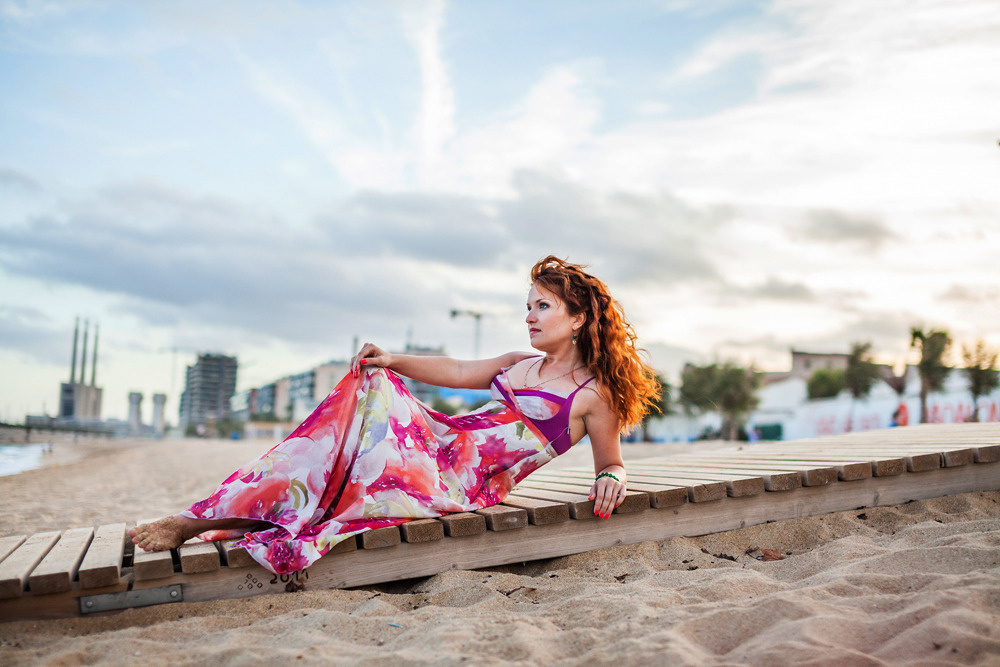 Пляжная фотосессия романтичной девушки в Барселоне. Фотограф в Барселоне Испании Маслик Юлия