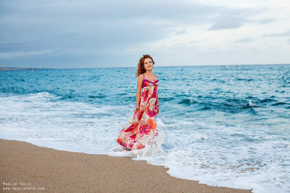 Пляжная фотосессия романтичной девушки в Барселоне. Фотограф в Барселоне Испании Маслик Юлия