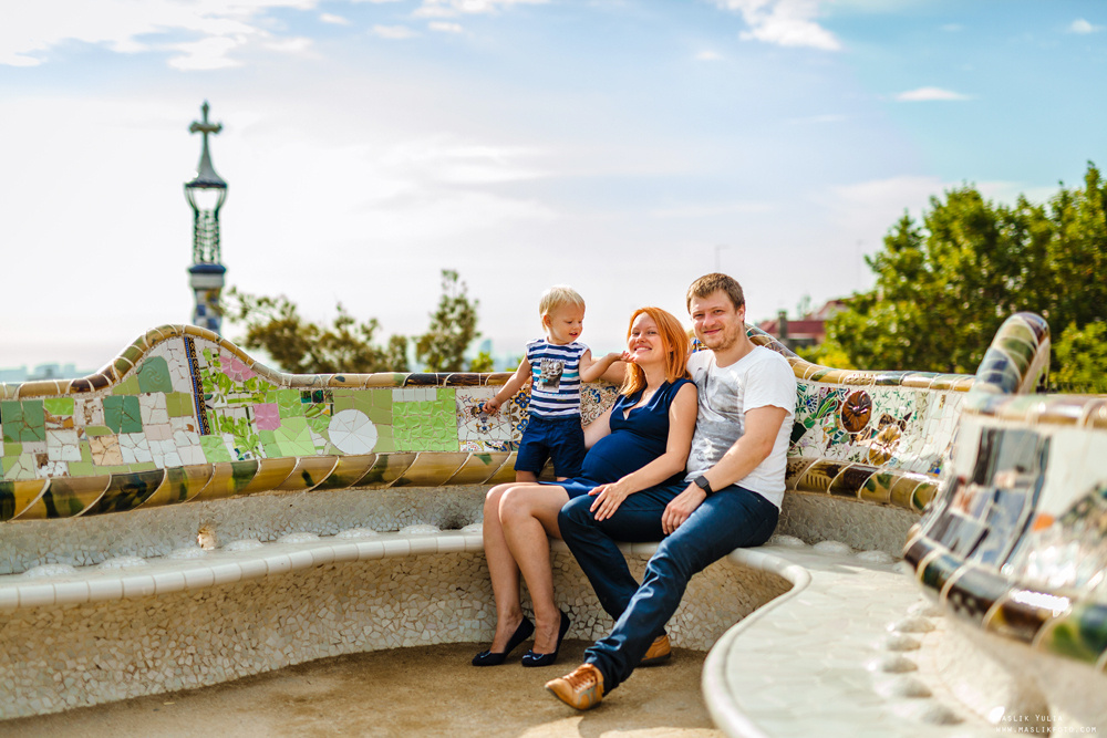 Pregnancy photo shoot in Park Guell. Photographer in Barcelona Spain Maslik Yulia