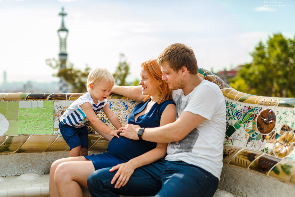 Pregnancy photo shoot in Park Guell. Photographer in Barcelona Spain Maslik Yulia