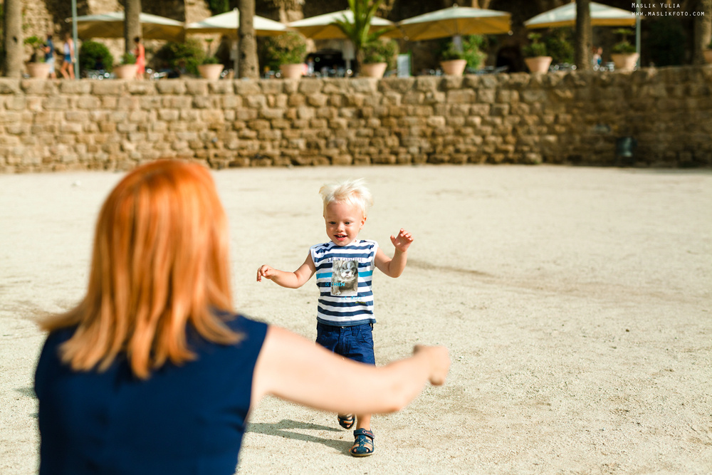 Pregnancy photo shoot in Park Guell. Photographer in Barcelona Spain Maslik Yulia