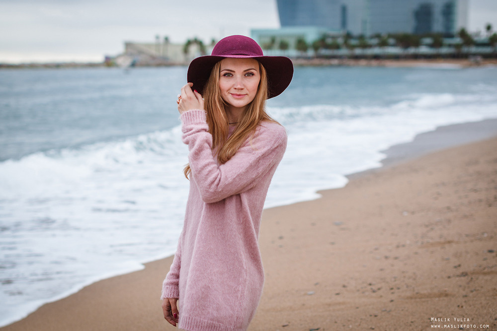 Zimowa sesja zdjęciowa na plaży w Barcelonie. Fotograf w Barcelonie Hiszpanii Maslik Yulia