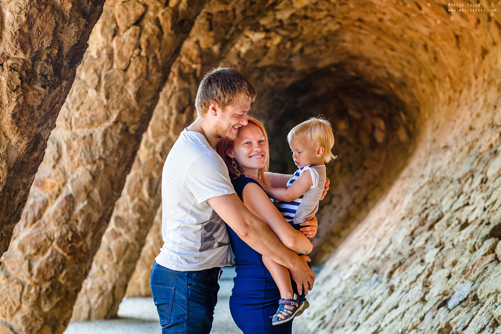 Pregnancy photo shoot in Park Guell. Photographer in Barcelona Spain Maslik Yulia