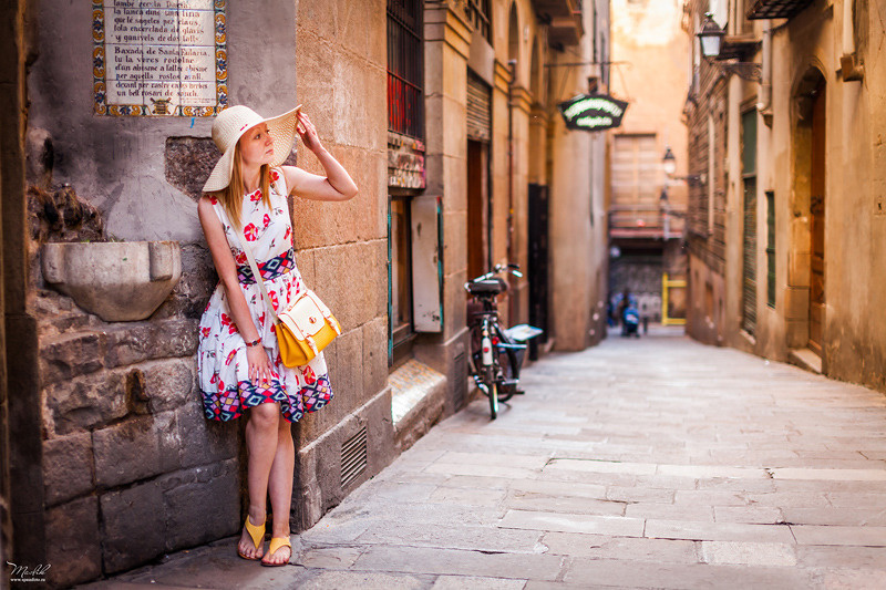 Portrait photo session in the Gothic quarter. Photographer in Barcelona Spain Maslik Yulia