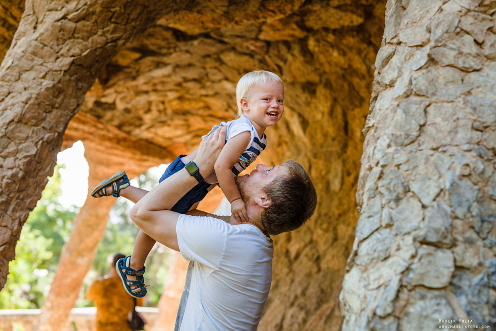 Pregnancy photo shoot in Park Guell. Photographer in Barcelona Spain Maslik Yulia