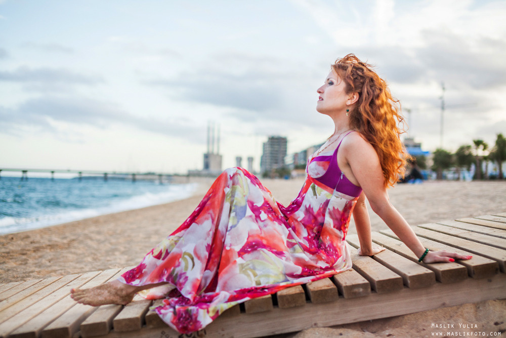 Пляжная фотосессия романтичной девушки в Барселоне. Фотограф в Барселоне Испании Маслик Юлия