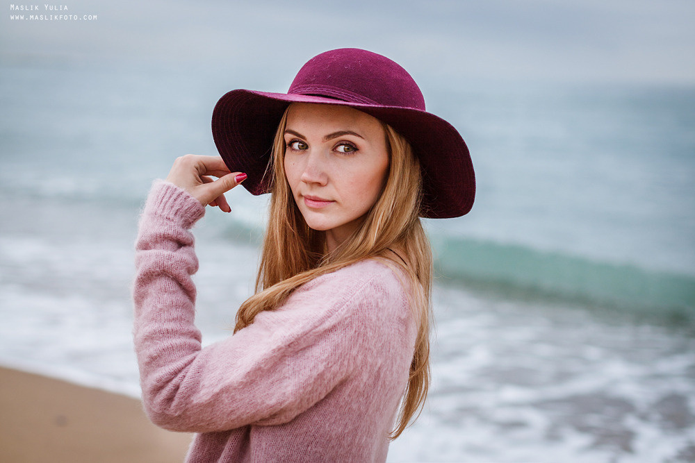 Zimowa sesja zdjęciowa na plaży w Barcelonie. Fotograf w Barcelonie Hiszpanii Maslik Yulia