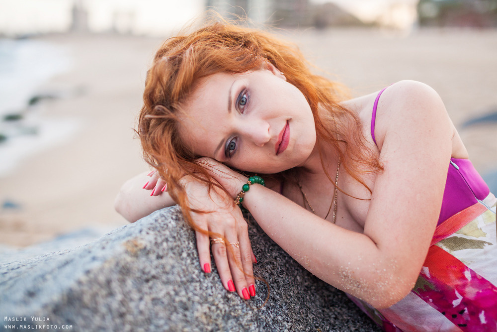 Пляжная фотосессия романтичной девушки в Барселоне. Фотограф в Барселоне Испании Маслик Юлия