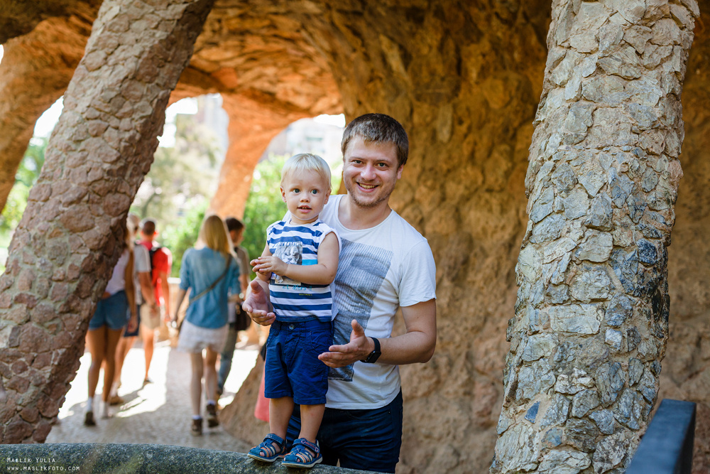 Pregnancy photo shoot in Park Guell. Photographer in Barcelona Spain Maslik Yulia