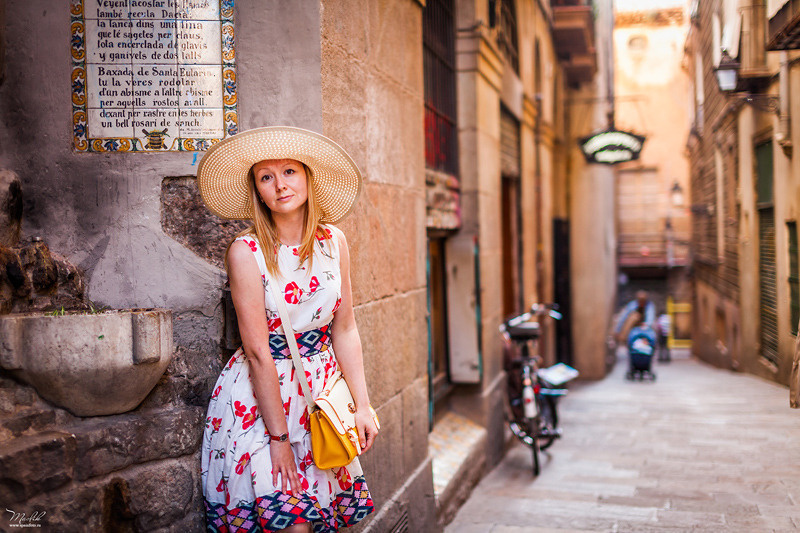 Portrait photo session in the Gothic quarter. Photographer in Barcelona Spain Maslik Yulia