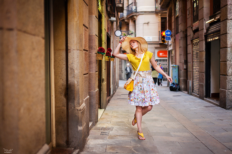 Portrait photo session in the Gothic quarter. Photographer in Barcelona Spain Maslik Yulia