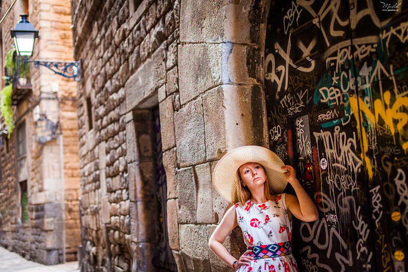 Portrait photo session in the Gothic quarter. Photographer in Barcelona Spain Maslik Yulia