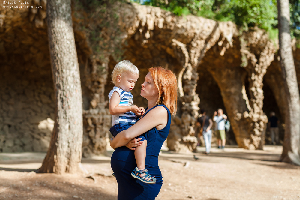 Pregnancy photo shoot in Park Guell. Photographer in Barcelona Spain Maslik Yulia