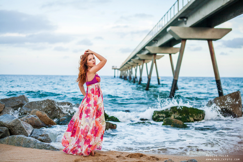 Пляжная фотосессия романтичной девушки в Барселоне. Фотограф в Барселоне Испании Маслик Юлия