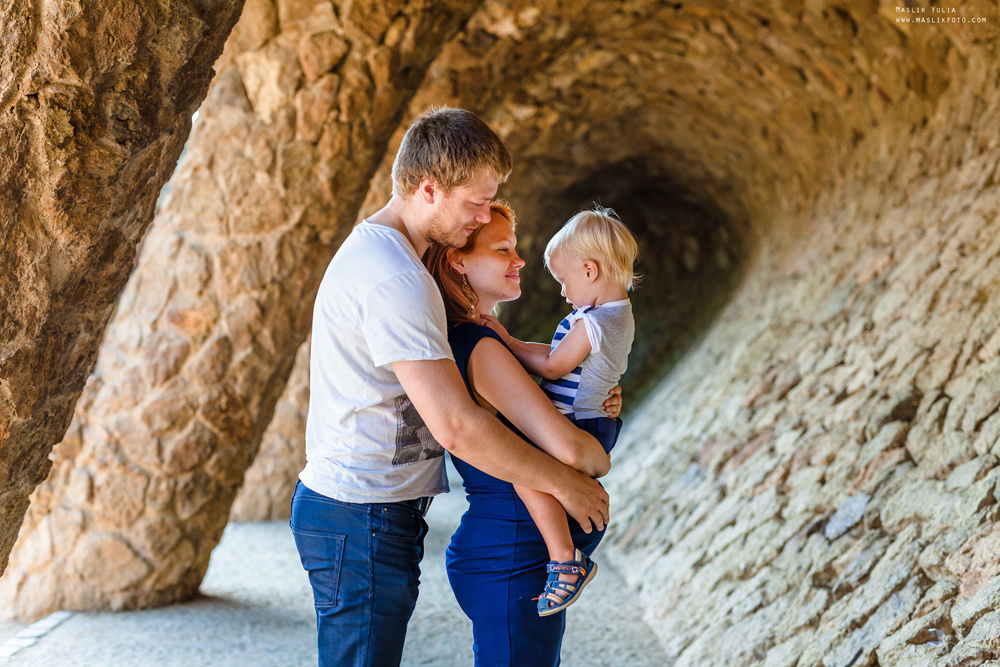 Pregnancy photo shoot in Park Guell. Photographer in Barcelona Spain Maslik Yulia
