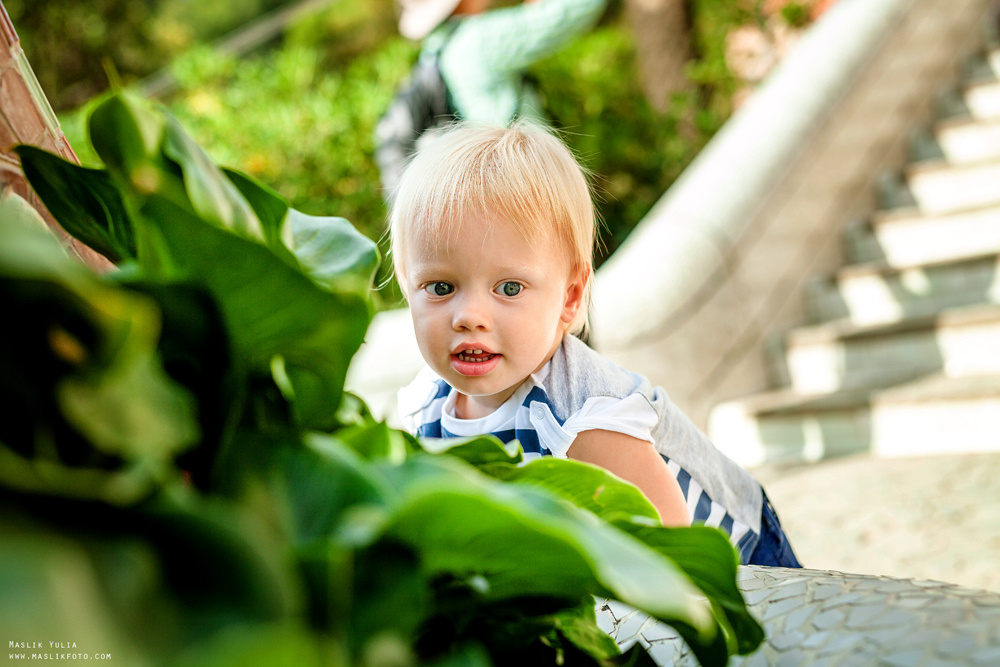 Pregnancy photo shoot in Park Guell. Photographer in Barcelona Spain Maslik Yulia
