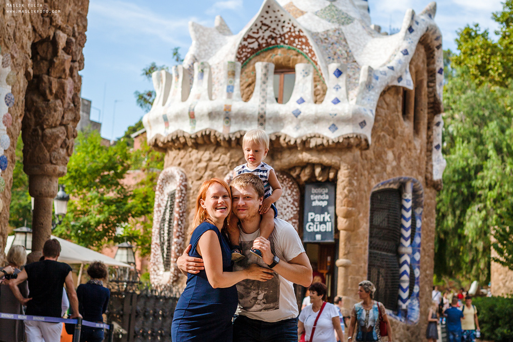 Pregnancy photo shoot in Park Guell. Photographer in Barcelona Spain Maslik Yulia