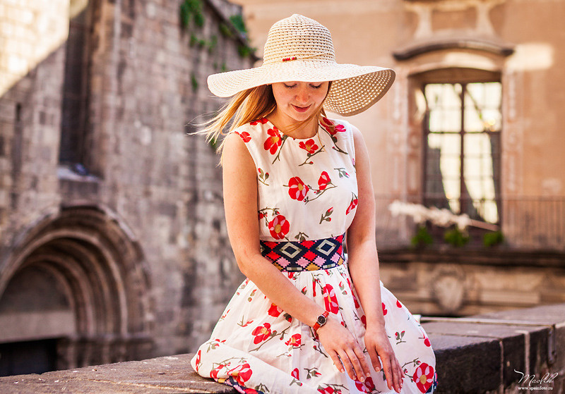 Portrait photo session in the Gothic quarter. Photographer in Barcelona Spain Maslik Yulia