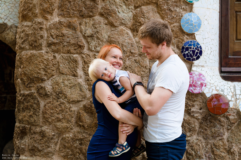 Pregnancy photo shoot in Park Guell. Photographer in Barcelona Spain Maslik Yulia
