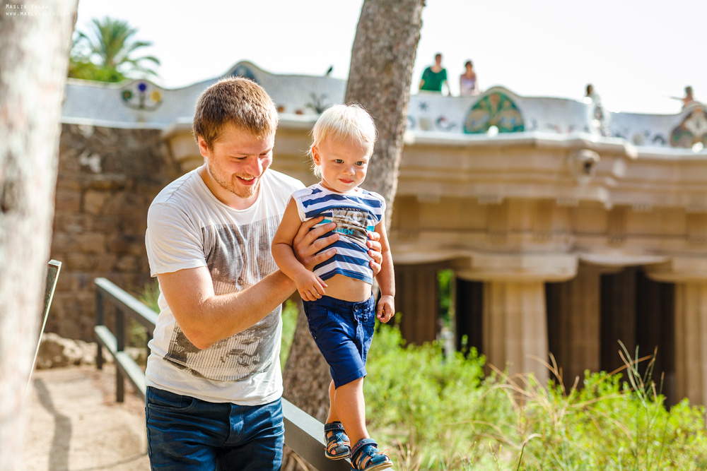 Pregnancy photo shoot in Park Guell. Photographer in Barcelona Spain Maslik Yulia