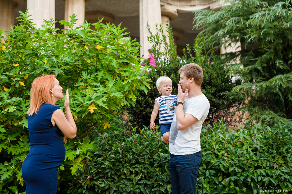 Pregnancy photo shoot in Park Guell. Photographer in Barcelona Spain Maslik Yulia