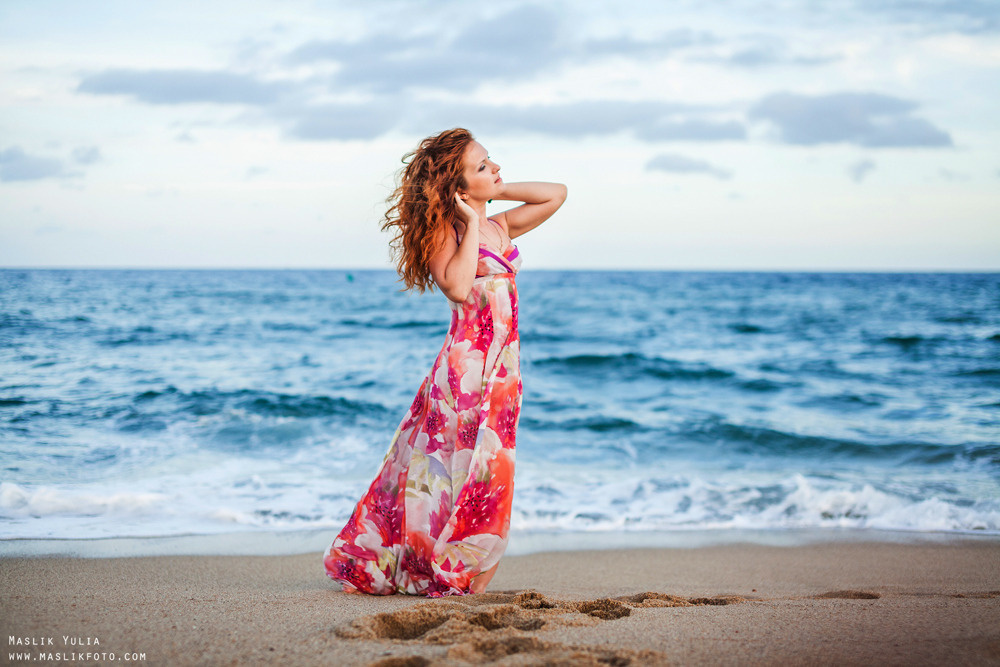 Пляжная фотосессия романтичной девушки в Барселоне. Фотограф в Барселоне Испании Маслик Юлия