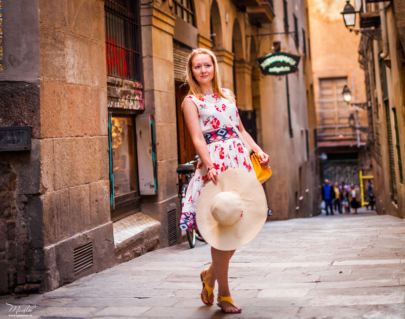 Portrait photo session in the Gothic quarter. Photographer in Barcelona Spain Maslik Yulia