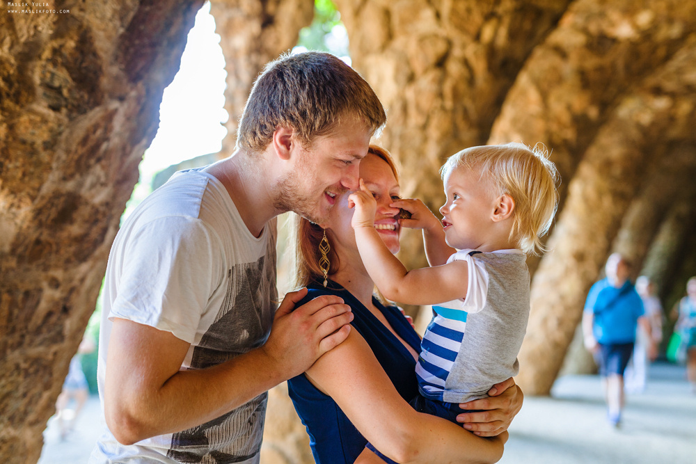 Pregnancy photo shoot in Park Guell. Photographer in Barcelona Spain Maslik Yulia