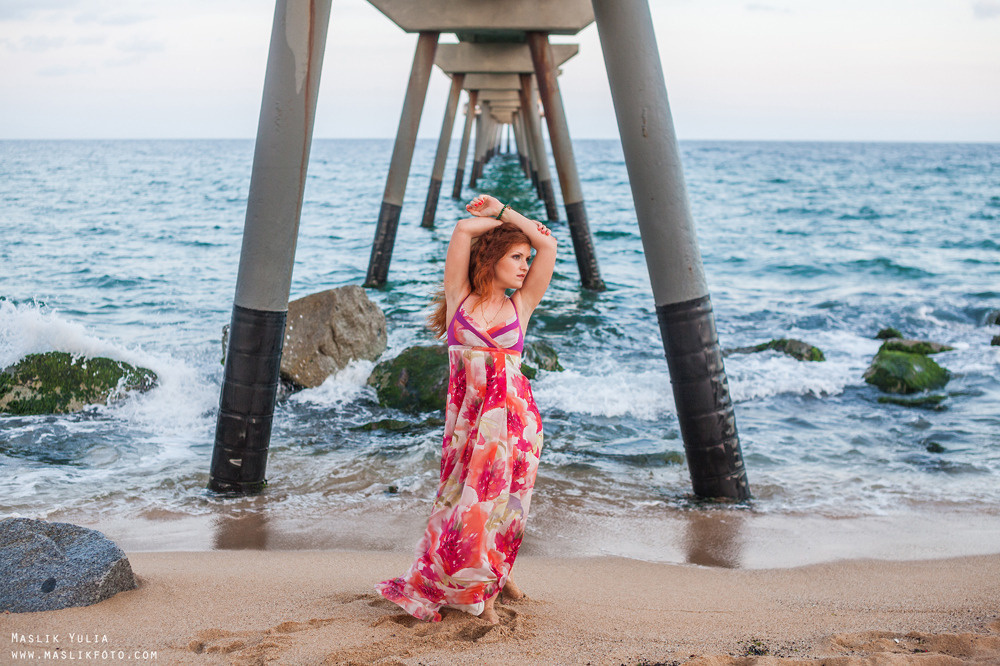 Пляжная фотосессия романтичной девушки в Барселоне. Фотограф в Барселоне Испании Маслик Юлия