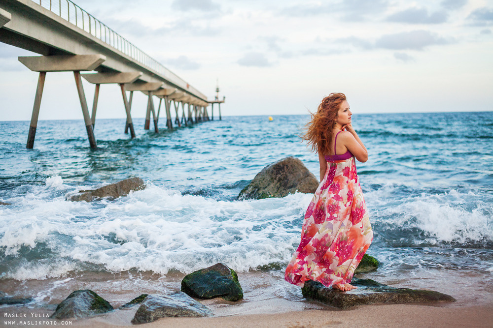 Пляжная фотосессия романтичной девушки в Барселоне. Фотограф в Барселоне Испании Маслик Юлия