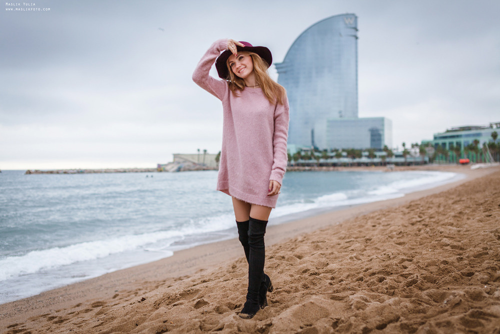Zimowa sesja zdjęciowa na plaży w Barcelonie. Fotograf w Barcelonie Hiszpanii Maslik Yulia