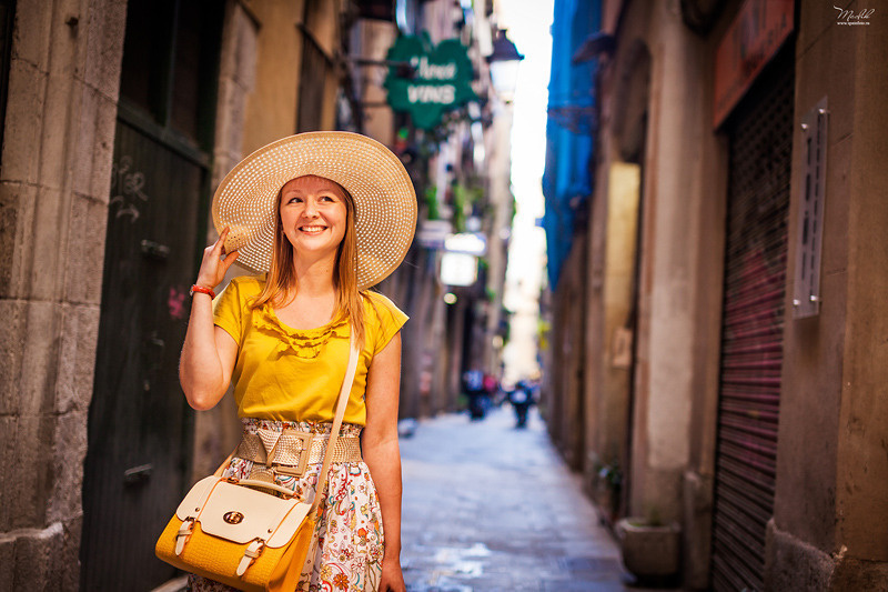 Portrait photo session in the Gothic quarter. Photographer in Barcelona Spain Maslik Yulia