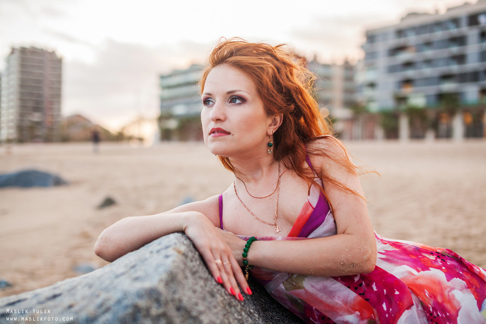 Пляжная фотосессия романтичной девушки в Барселоне. Фотограф в Барселоне Испании Маслик Юлия