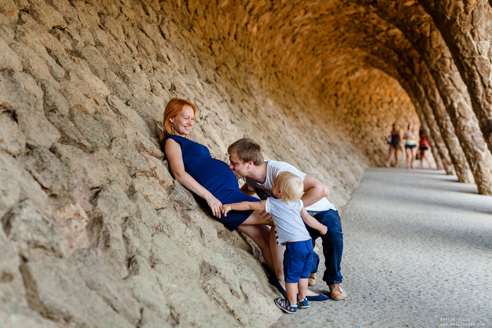 Pregnancy photo shoot in Park Guell. Photographer in Barcelona Spain Maslik Yulia
