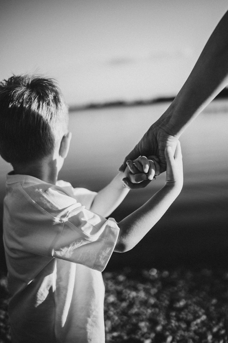 Djurdjica, Tadej i Miloje porodicno fotografisanje napolju. Deciji i porodicni fotograf u Beogradu Oksana Skendzic