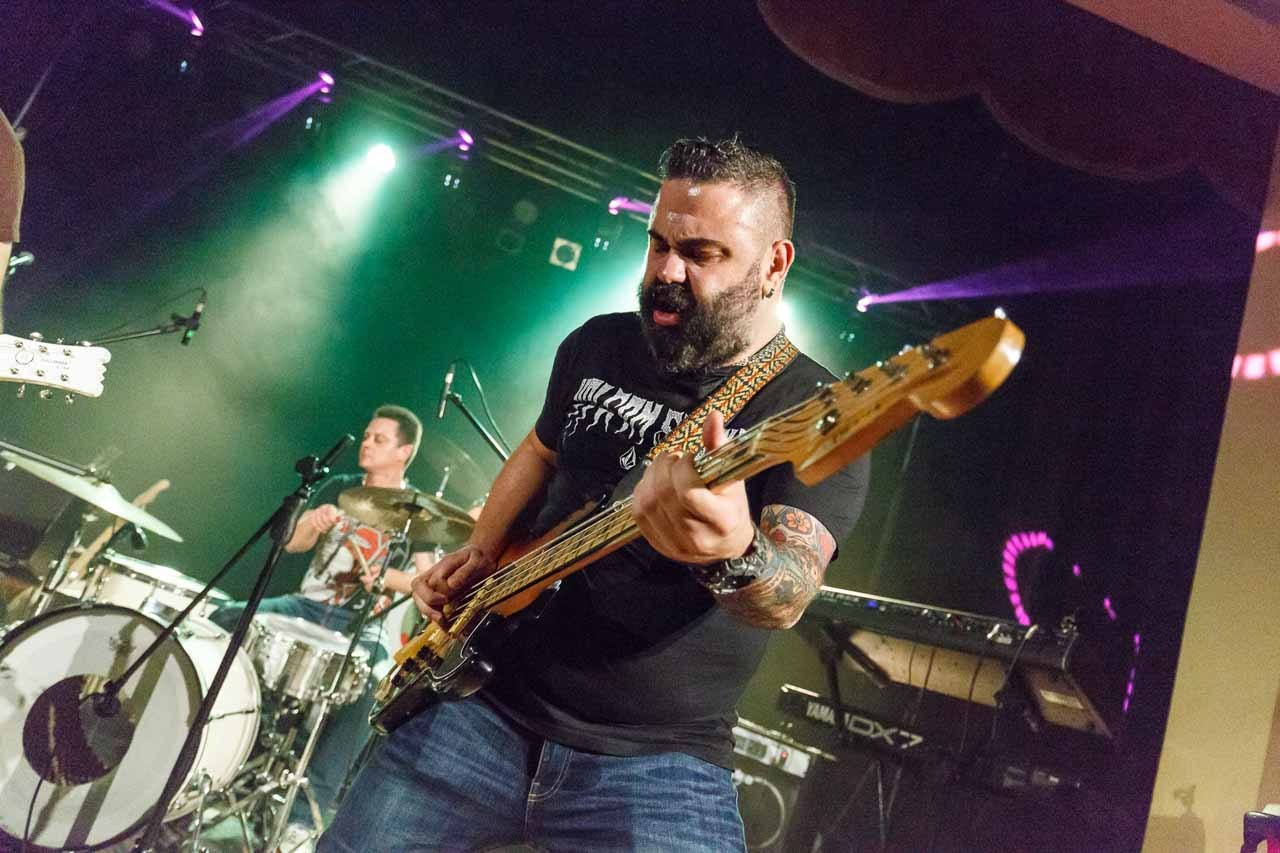 Energični frontmen Moonshine Alligators benda na koncertu.