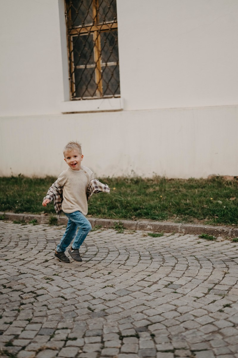 Zlata, Nemanja i Aleksej — porodicno fotografisanje napolju. Deciji i porodicni fotograf u Beogradu Oksana Skendzic