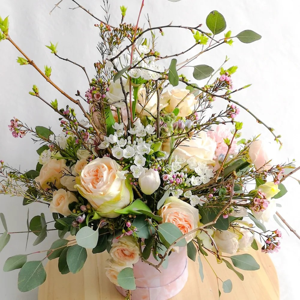 Ziedu pušķi kastē. Event design, decoration, floristry, gift, Irina Novika, Riga, Latvia