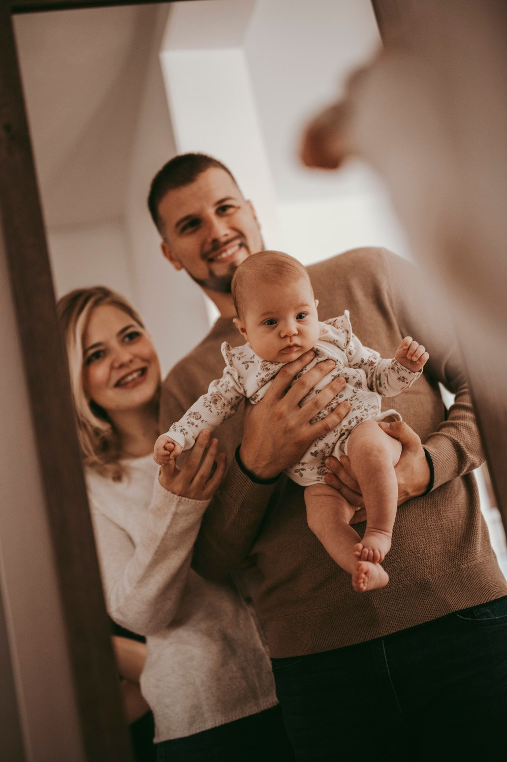 Porodicno fotografisanje sa bebom kod kuce / Ivana Miroslav i Nadica. Deciji i porodicni fotograf u Beogradu Oksana Skendzic