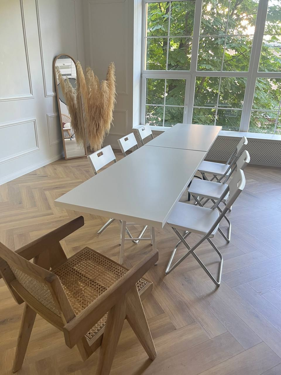 Telpa ar plašu logu dabiskam apgaismojumam un profesionālu apgaismojumu