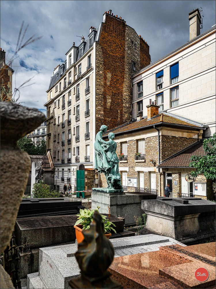 Saint-Vensant cemetery in Paris near Montmartre. Photographe à Strasbourg | Portraits, Studio, Enfants, Événements