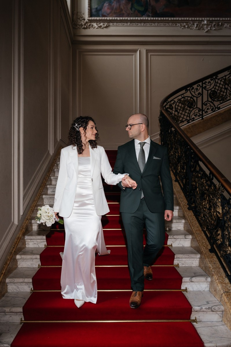 bride and groom coming to ceremony