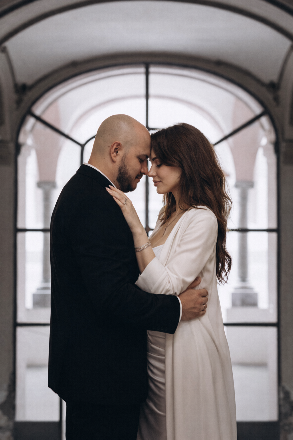 Свадебный фотограф в Римини, пара в исторической архитектуре Италии